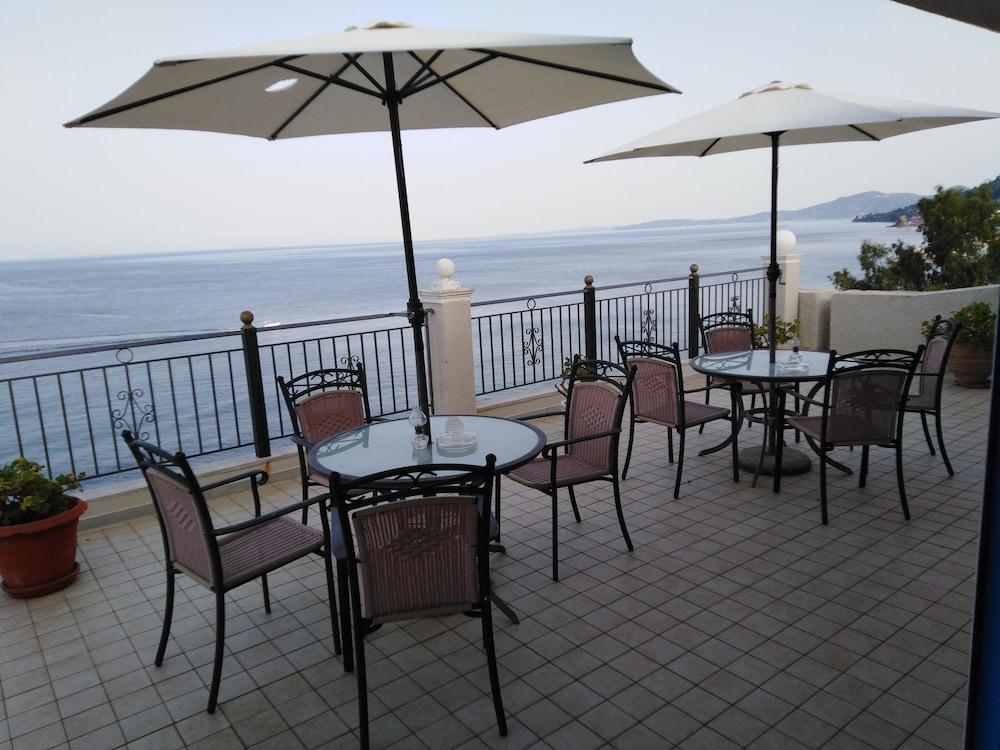 Costa Blu Hotel Benitses  Exterior photo
